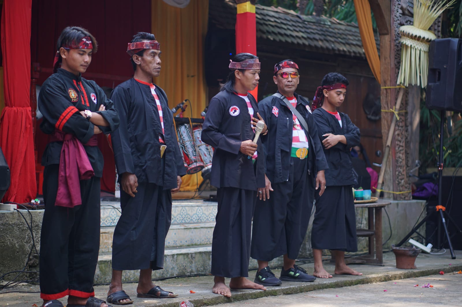 Samsul Alhasani beserta rombongan menghaturkan salam hormat kepada seluruh sesepuh, tokoh, dan pemangku wilayah Padepokan Parukuyan